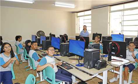 Aula inaugural na sala de Informática 